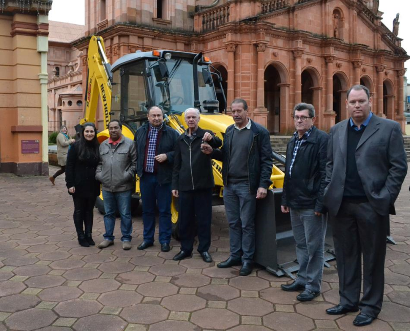Administração de Santo Ângelo adquire retroescavadeira